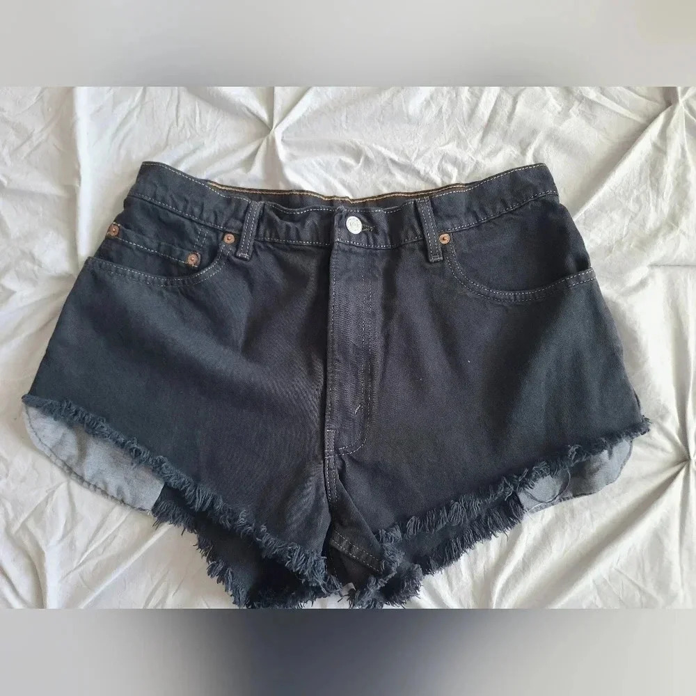 Levi's | Black Shortie Denim Shorts Sz 28